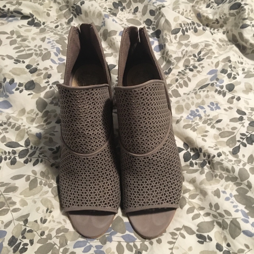 Vince Camuto Peep toe bootie
